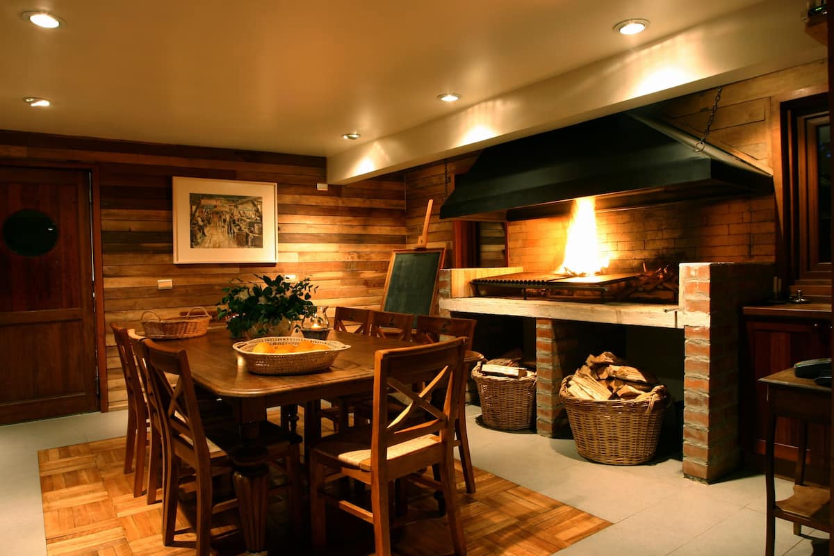 breakfast, lunch, dinner served; southern cuisine