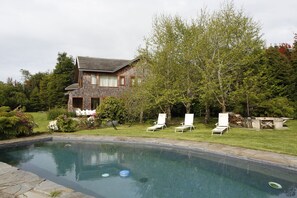 Outdoor pool, free pool cabanas