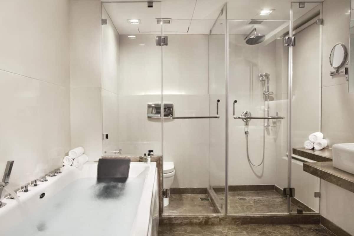 Ducha, artículos de tocador gratuitos, secador de pelo, pantuflas