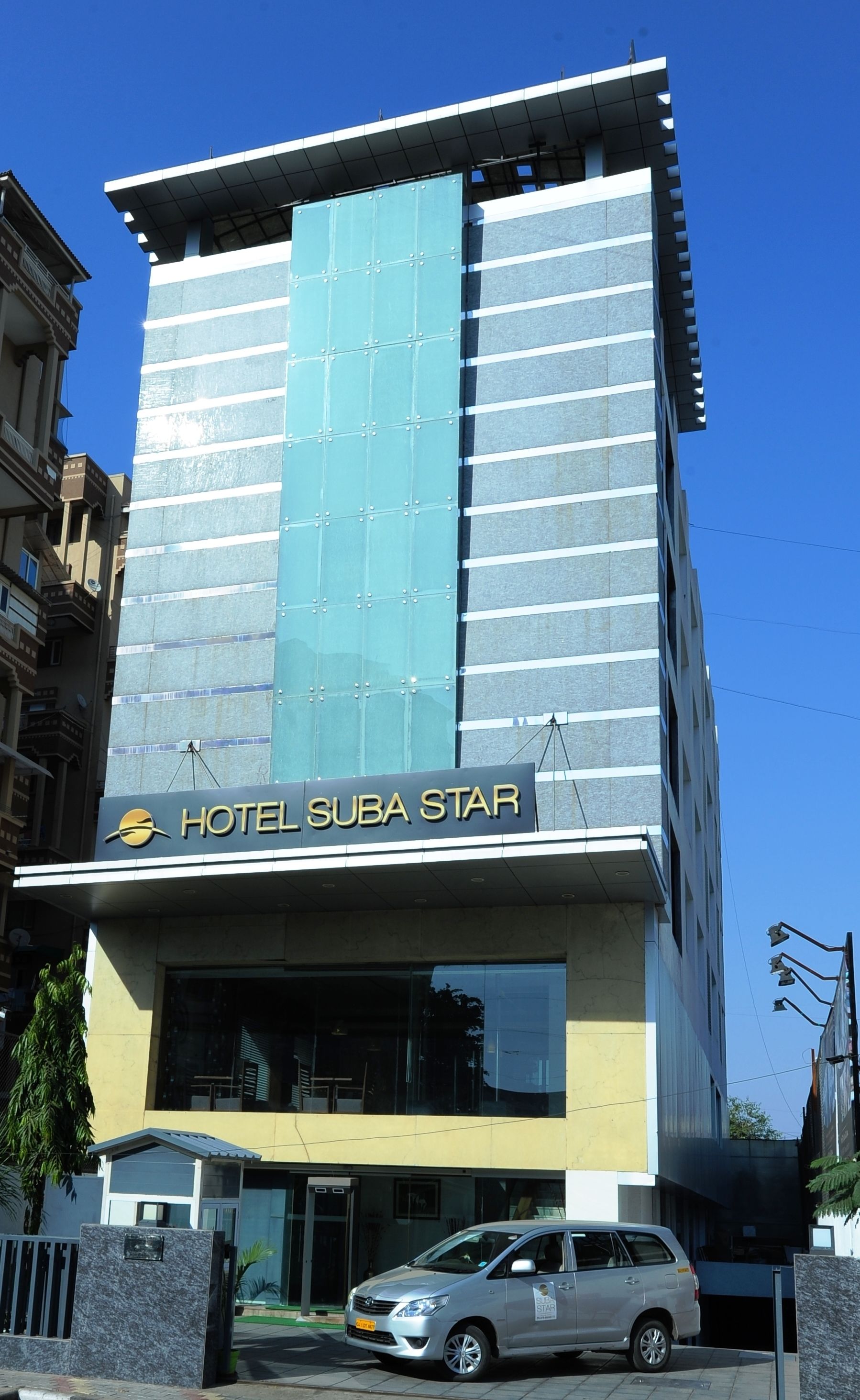 En modern hotellbyggnad med en framträdande skylt som visar texten ”HOTEL SUBA STAR”.
