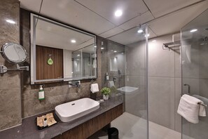 Suihku, ilmaiset hygieniatuotteet, hiustenkuivaaja, tohvelit