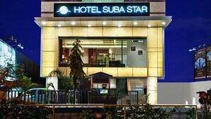 Un hotel moderno con un cartel llamativo que dice "HOTEL SUBA STAR".