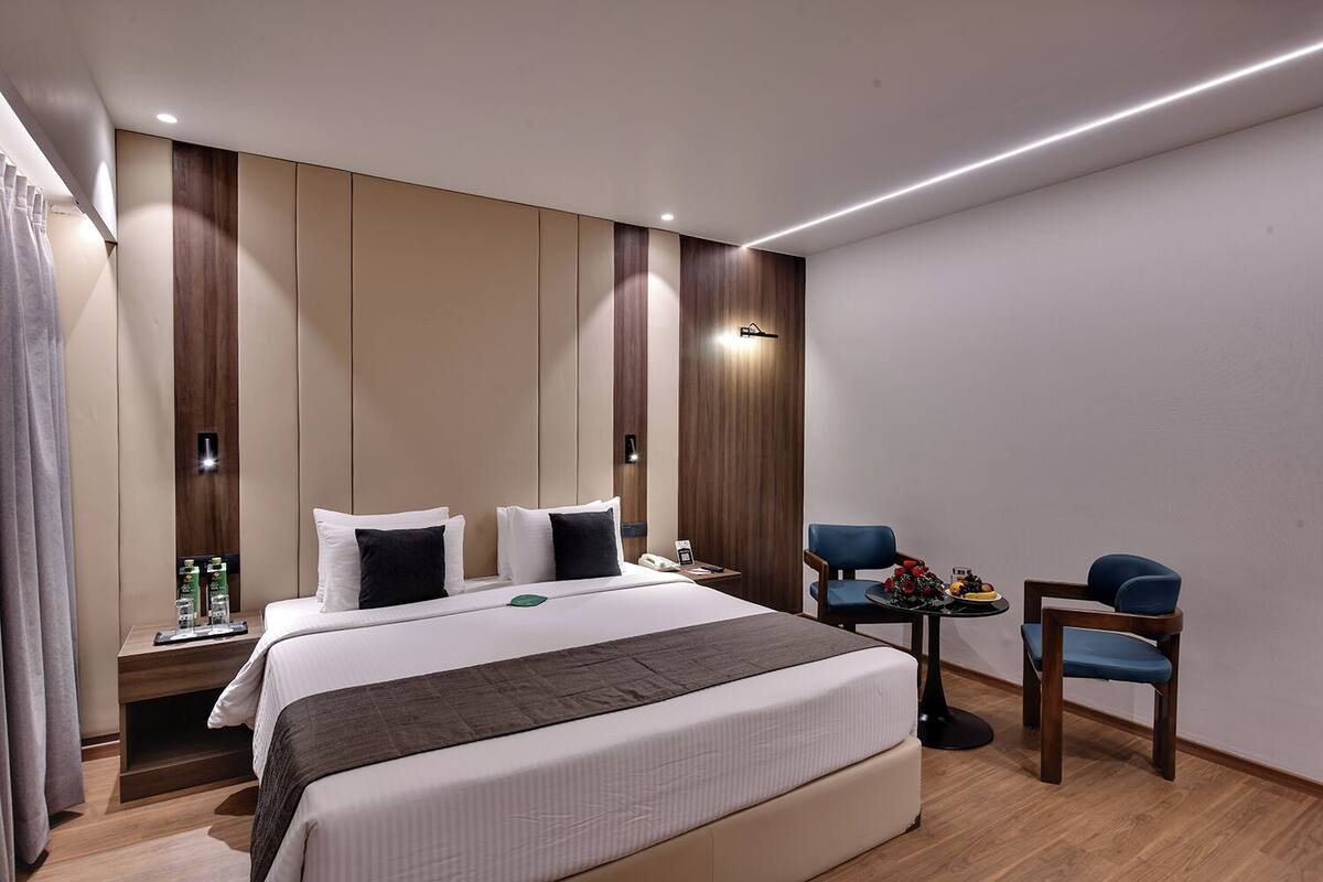 Premium Room, 1 King Bed | Premium bedding, minibar, in-room safe, desk