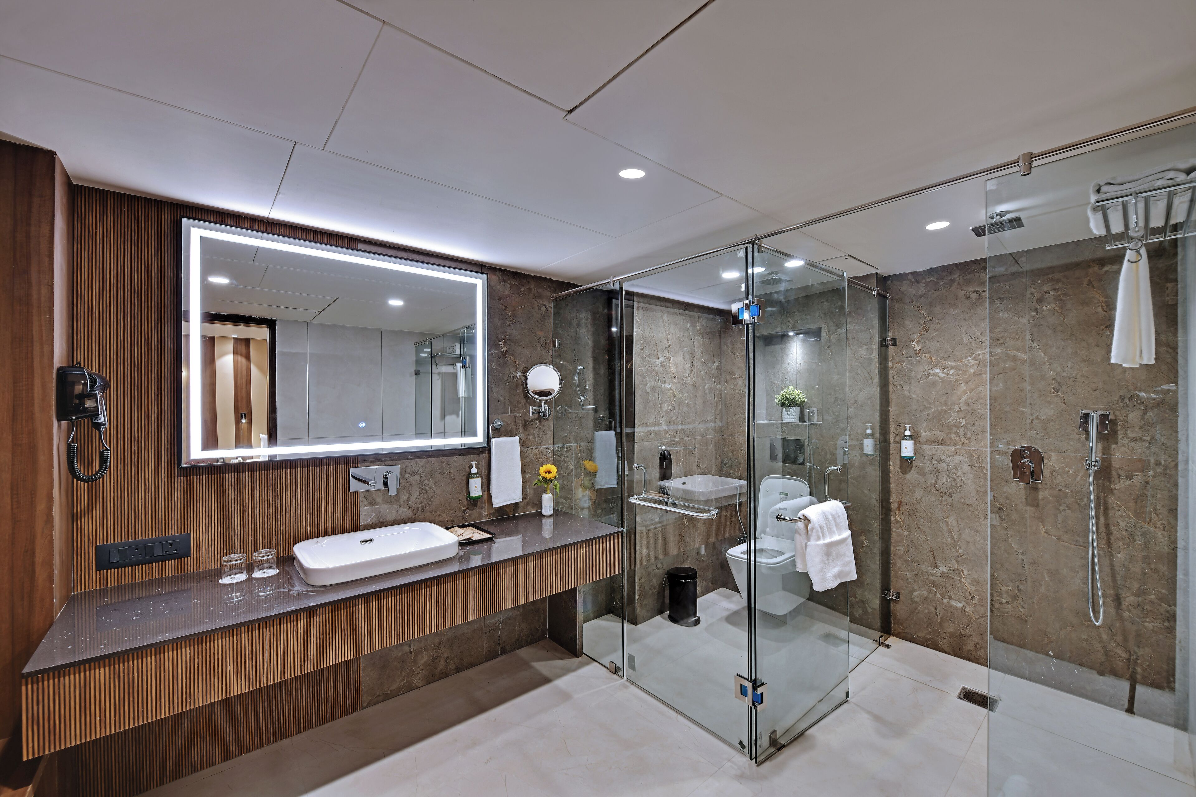 Studiosuite | Badezimmer | Dusche, kostenlose Toilettenartikel, Haartrockner, Hausschuhe