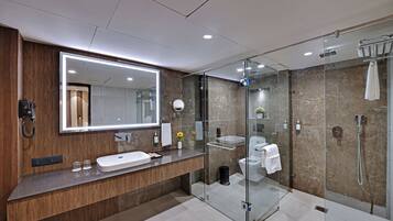 Studiosuite | Badezimmer | Dusche, kostenlose Toilettenartikel, Haartrockner, Hausschuhe