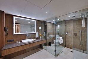 Studio-suite | Badeværelse | Bruser, gratis toiletartikler, hårtørrer, hjemmesko