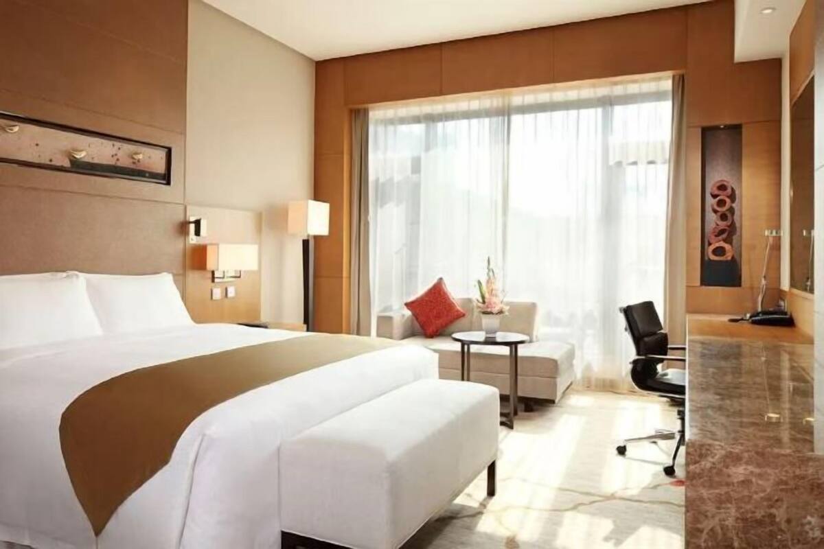 Minibar, két bảo mật tại phòng, bàn