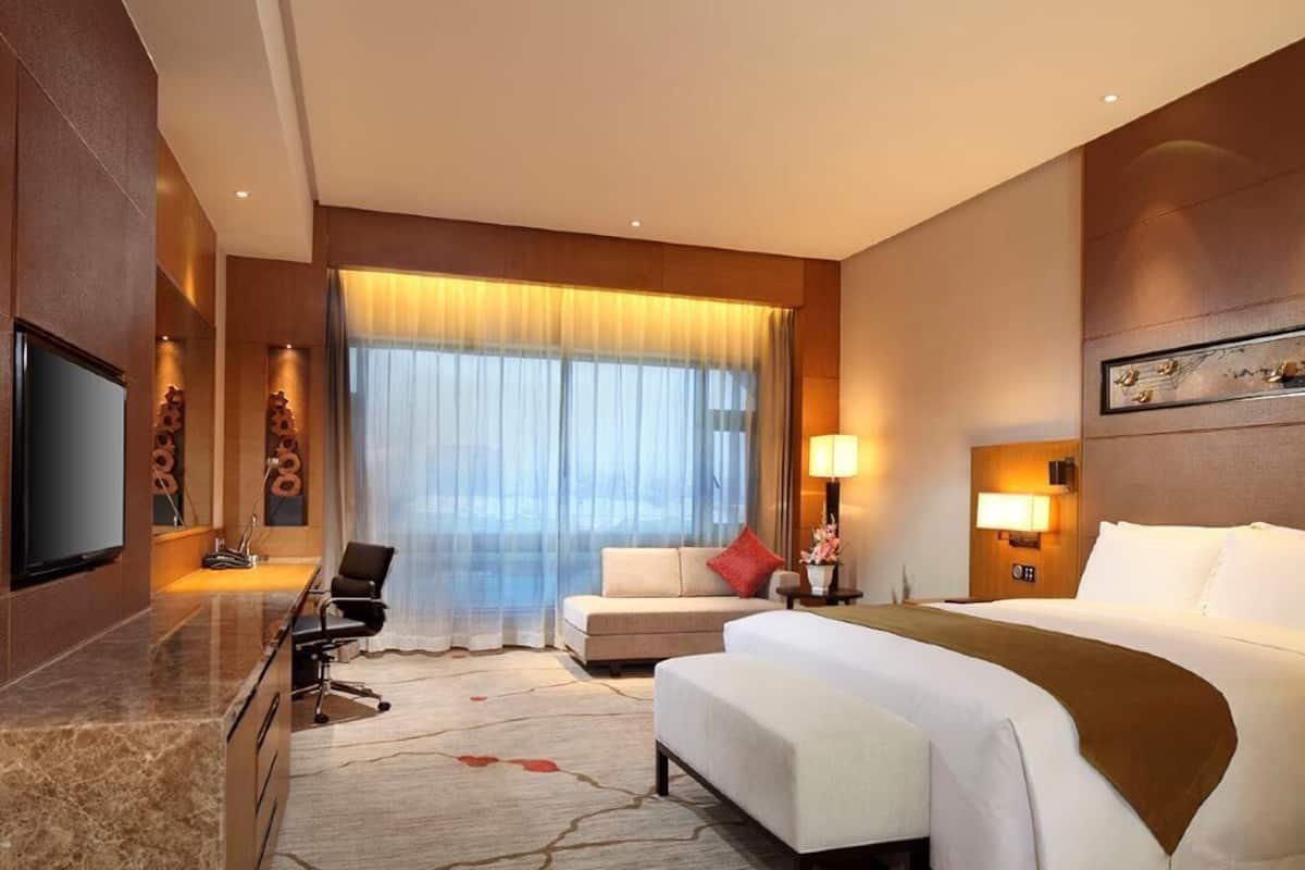 King Executive Room | In-room safe, desk, laptop workspace, soundproofing