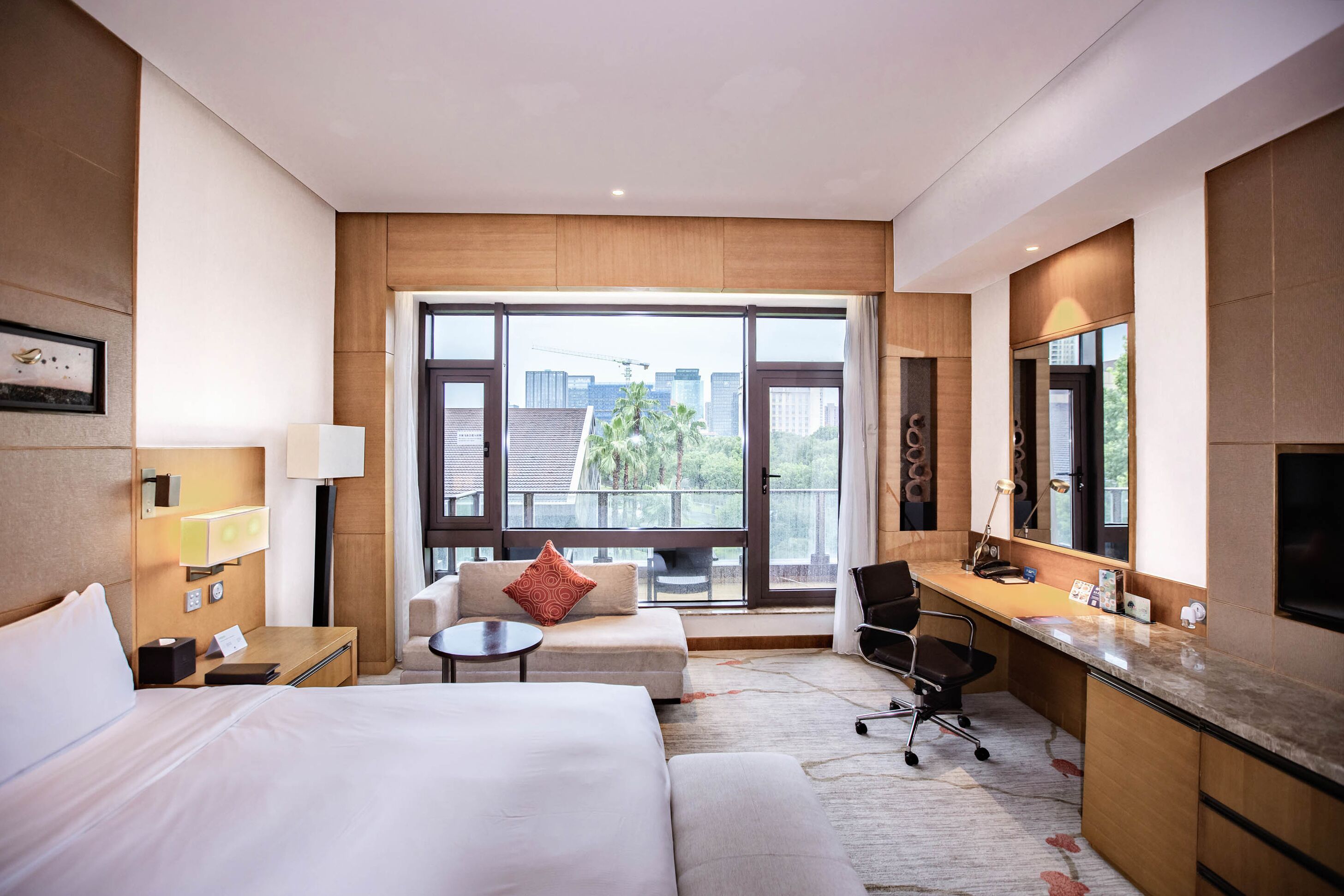 King Deluxe Room with balcony | In-room safe, desk, laptop workspace, soundproofing