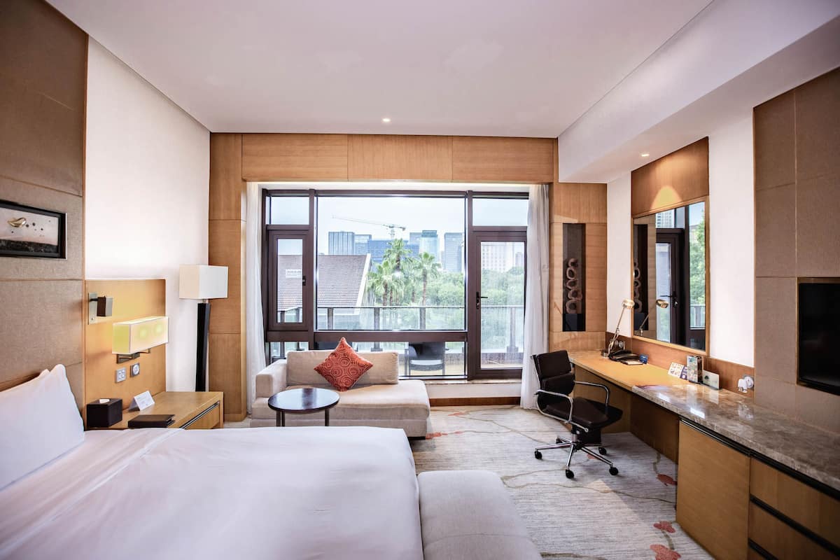 King Deluxe Room with balcony | In-room safe, desk, laptop workspace, soundproofing