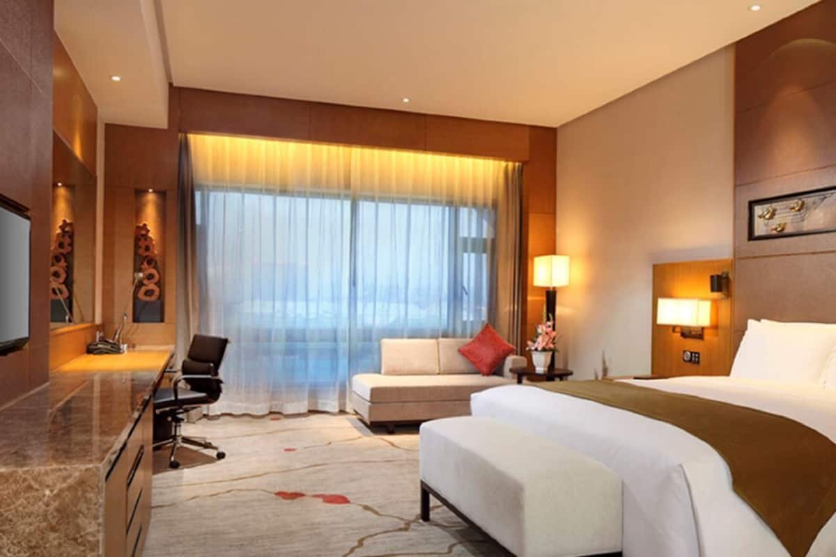 In-room safe, desk, laptop workspace, soundproofing