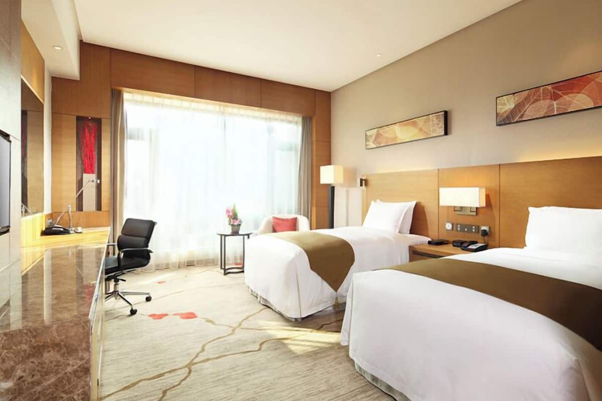 Twin Guest Room | In-room safe, desk, laptop workspace, soundproofing