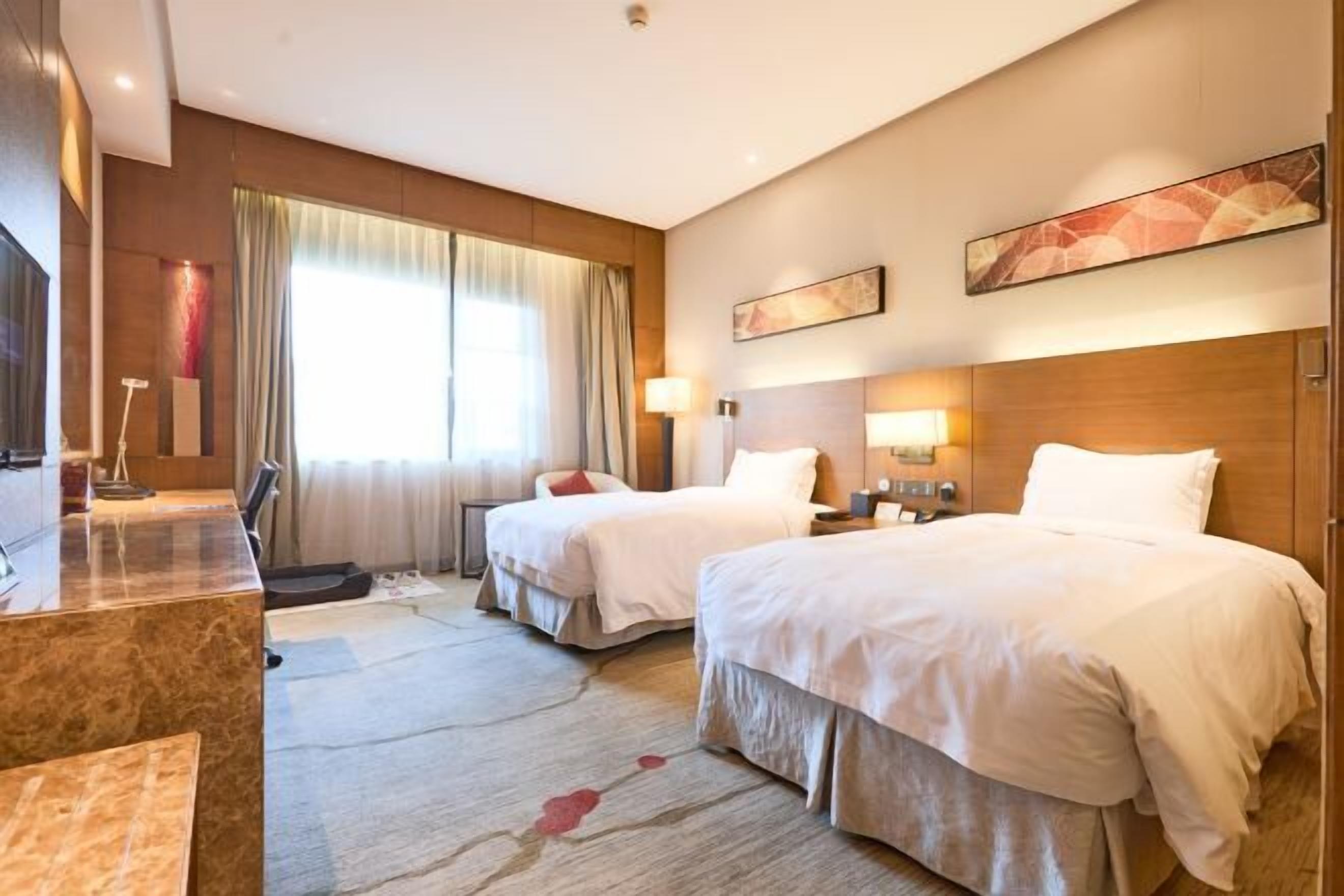 Caixa forta a l'habitació i escriptori 