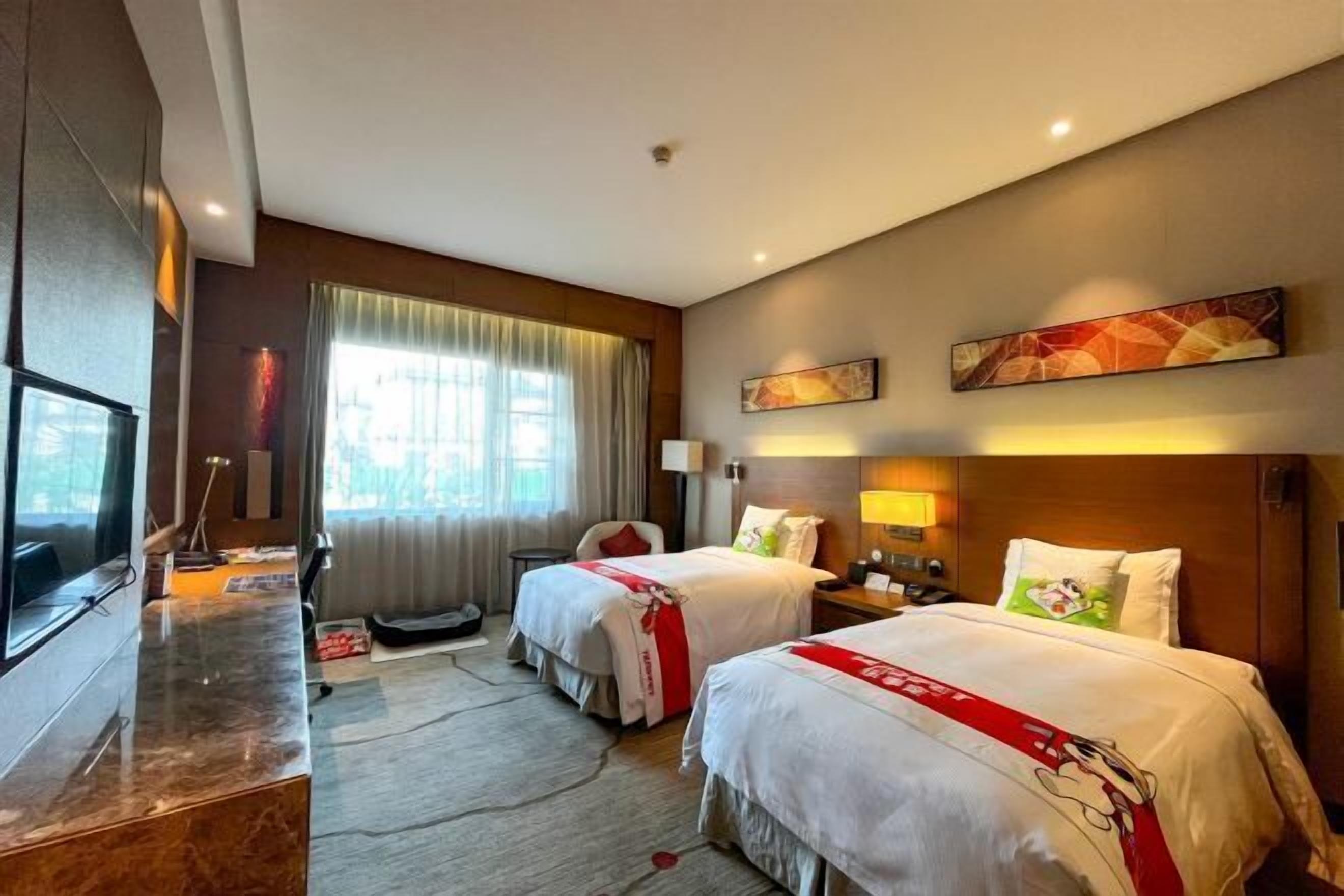 Zimmersafe, Schreibtisch, laptopgeeigneter Arbeitsplatz