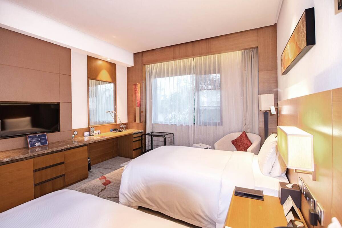 Quarto, 2 camas de solteiro (Pet-Friendly) | Frigobar, cofres nos quartos, escrivaninha