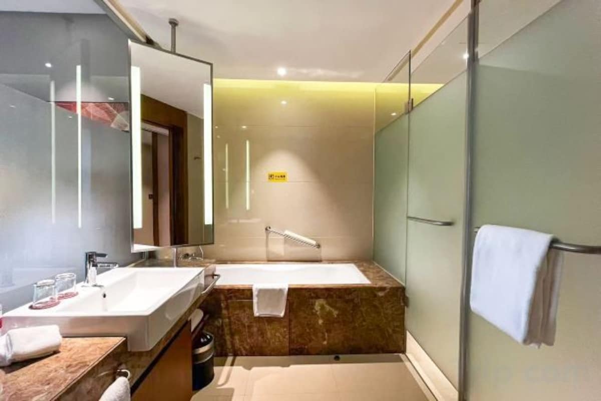 Bañera con ducha, bañera profunda, artículos de tocador gratuitos