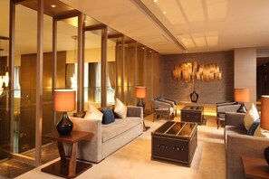 3 restaurantes; se sirve desayuno, almuerzo y cena; cocina china