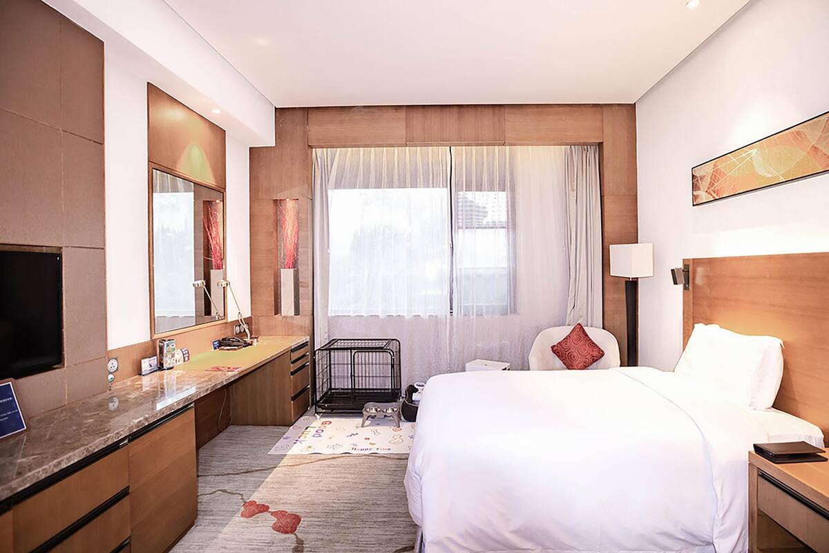 ห้องพัก, เตียงคิงไซส์ 1 เตียง (Pet-Friendly) | ตู้นิรภัยในห้องพัก, โต๊ะทำงาน, พื้นที่ทำงานแบบใช้แล็ปท็อป, ห้องเก็บเสียง