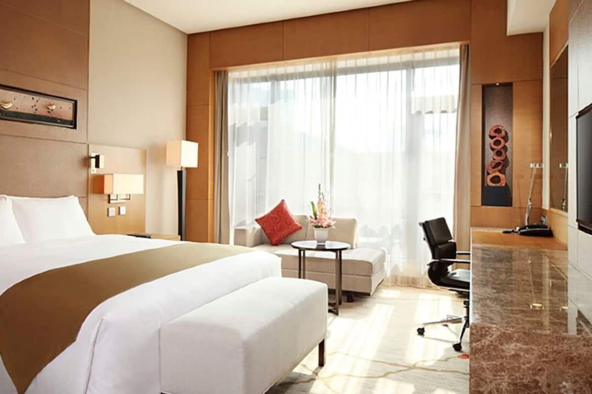 King Accessible Room | In-room safe, desk, laptop workspace, soundproofing