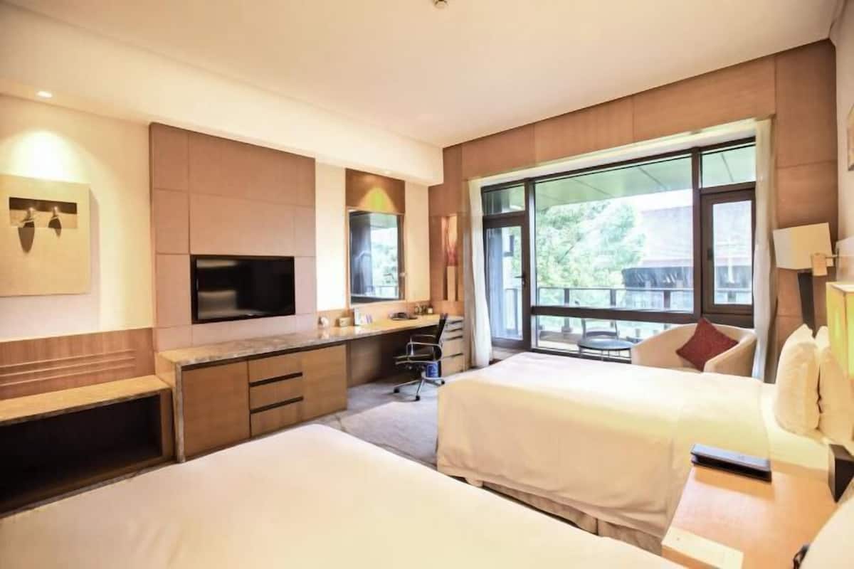 Minibar, in-room safe, desk, laptop workspace