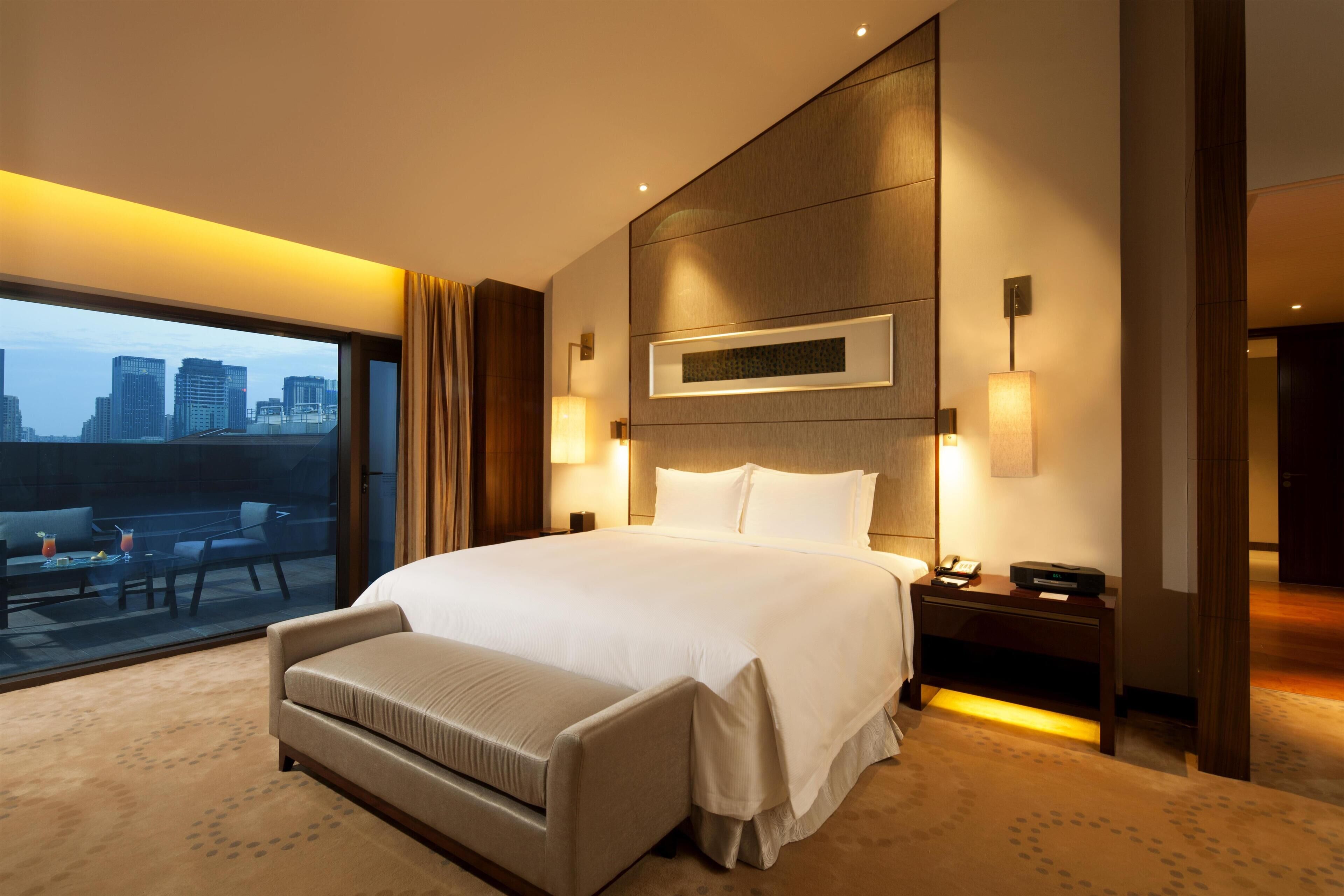 King Presidential Suite | In-room safe, desk, laptop workspace, soundproofing