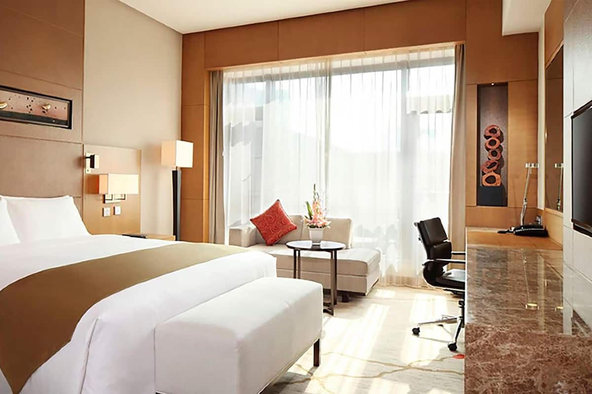 King Accessible Room | In-room safe, desk, laptop workspace, soundproofing