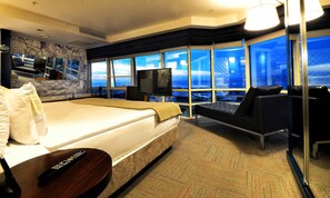 View from room - Ramada Encore by Wyndham Izmir (Izmir)