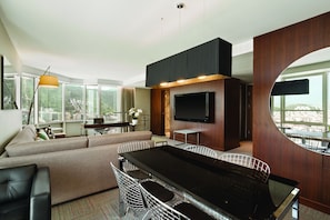 Premium bedding, down duvets, minibar, in-room safe - Ramada Encore by Wyndham Izmir (Izmir)