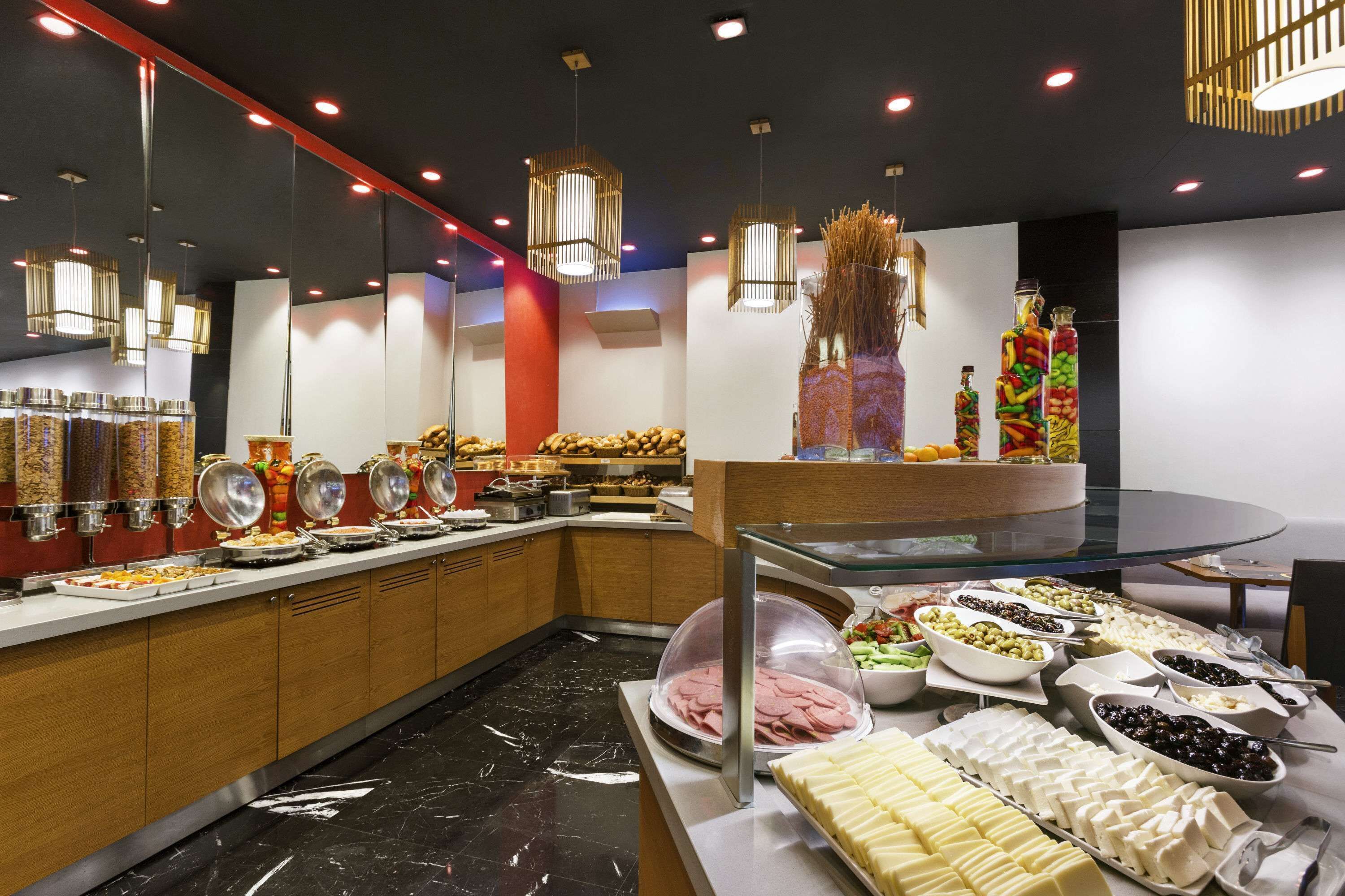 每日供應自助早餐 (每人 EUR5)