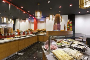Se ofrece un desayuno bufé todos los días (por un coste adicional)