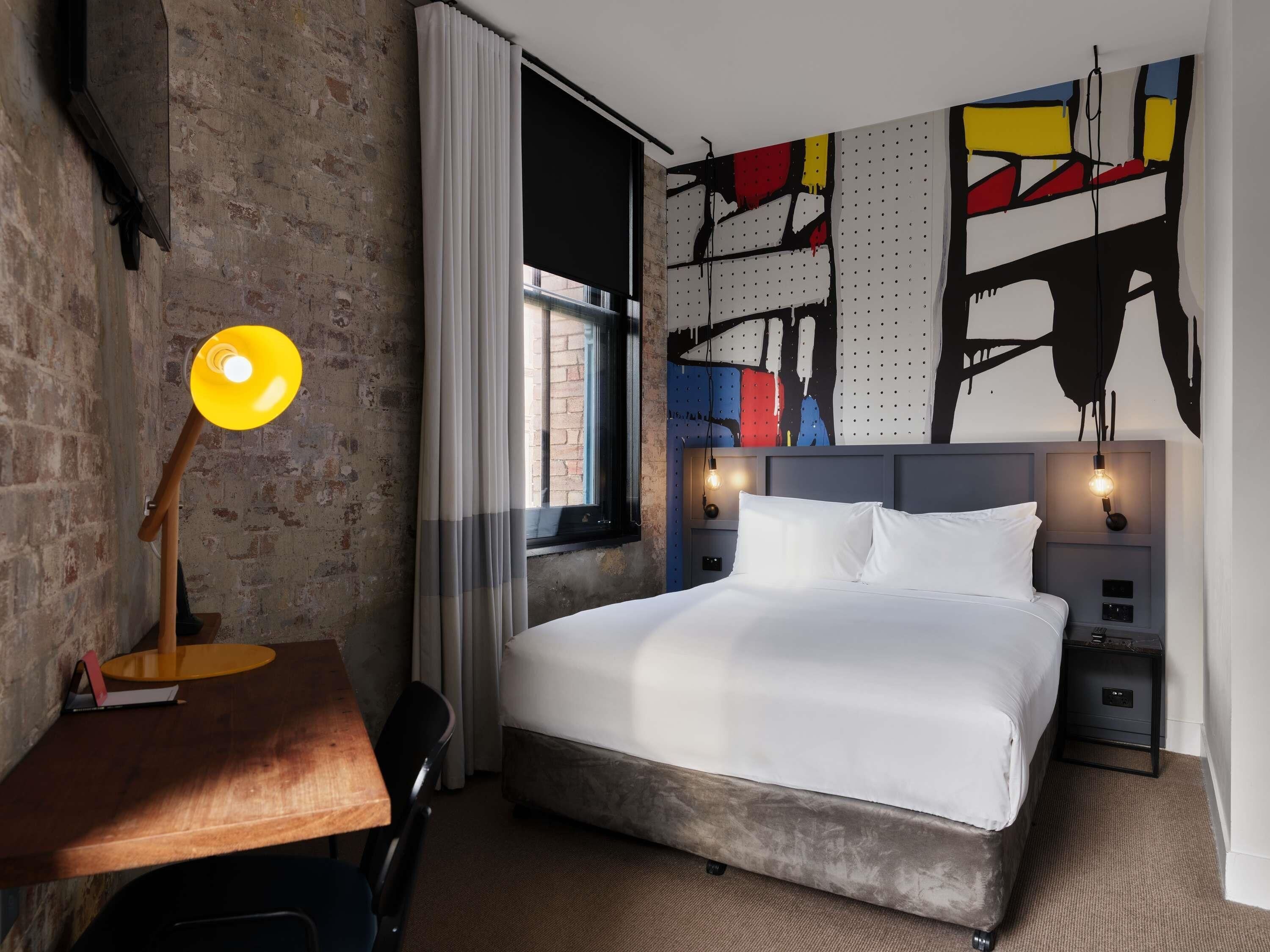 Luxe beddengoed, een kluis op de kamer, een bureau