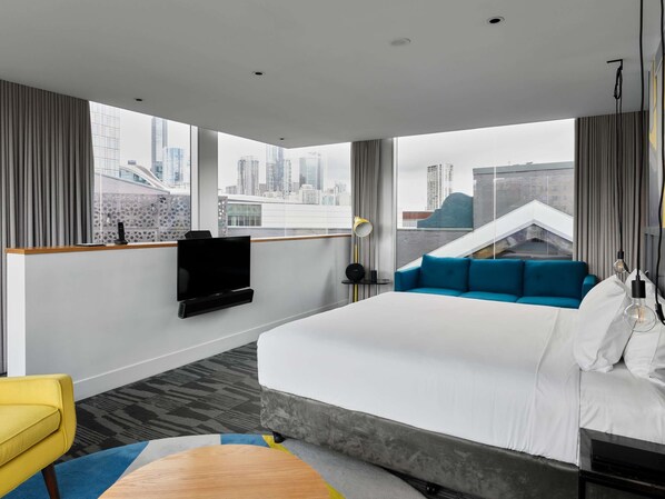 Suite, 1 King-Bett | 1 Schlafzimmer, hochwertige Bettwaren, Zimmersafe, Schreibtisch