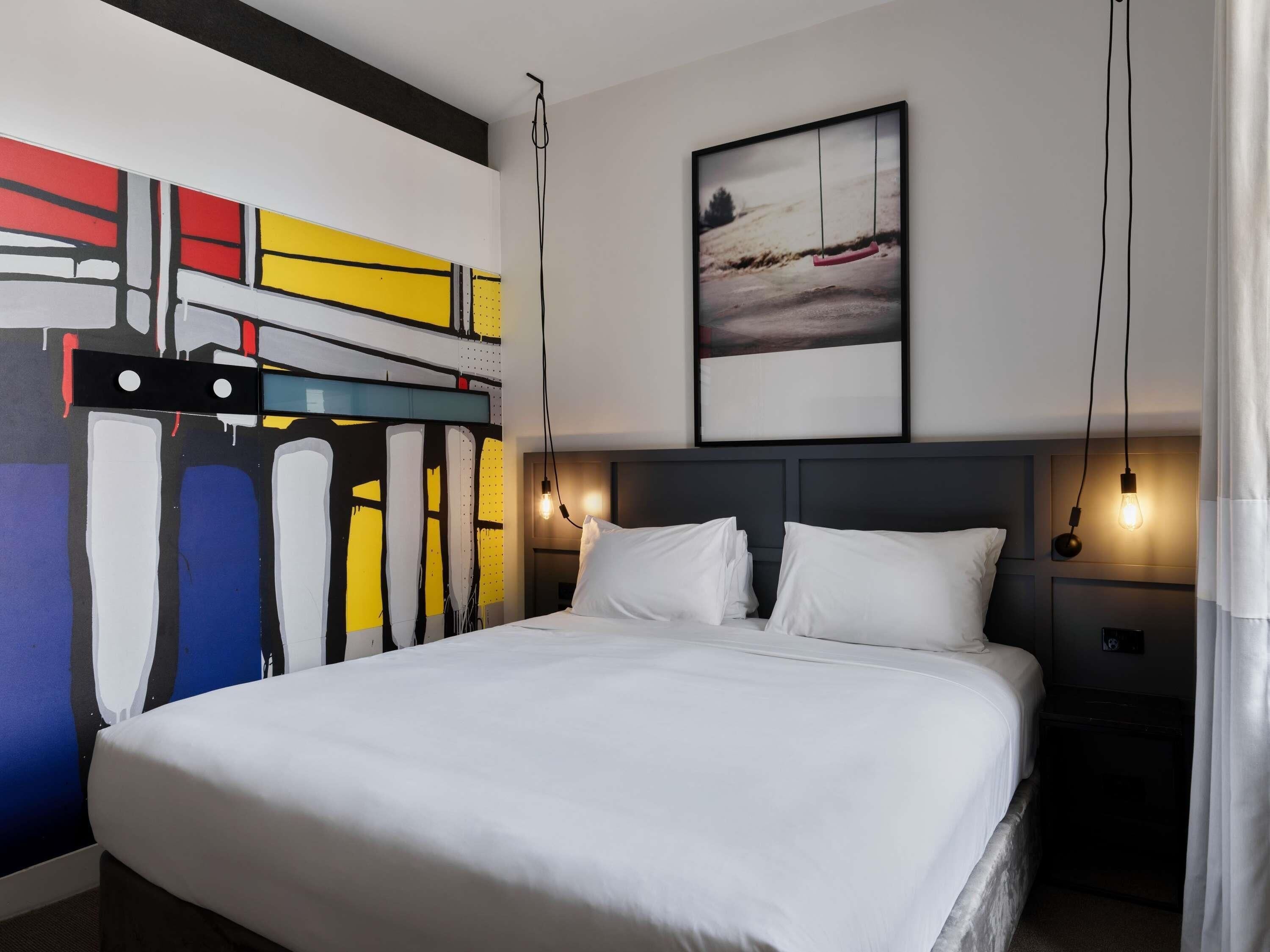 Romney with 1 King Bed | Premium bedding, in-room safe, desk, laptop workspace