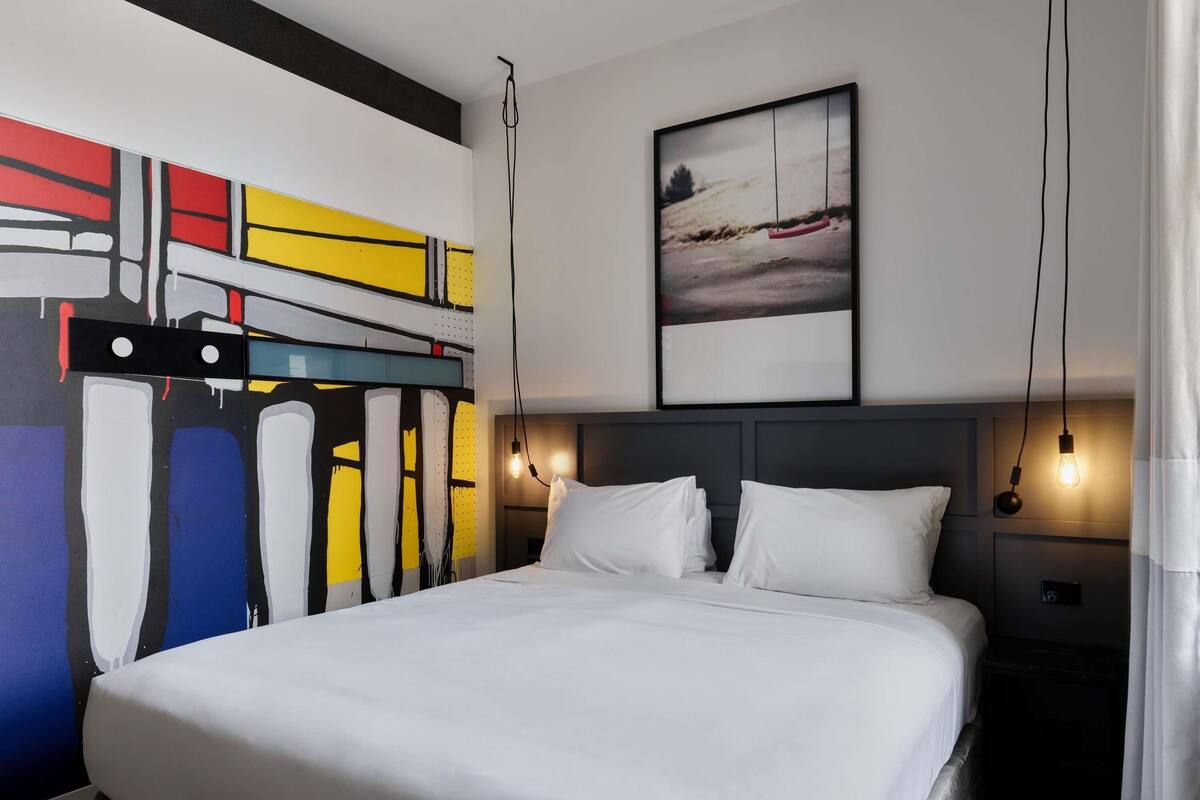 Romney with 1 King Bed | Premium bedding, in-room safe, desk, laptop workspace