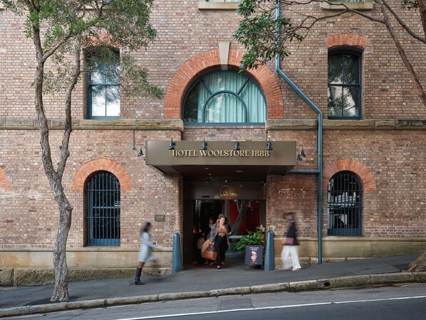 Premium bedding, in-room safe, desk, laptop workspace - Hotel Woolstore 1888, Sydney - Handwritten Collection (Pyrmont)