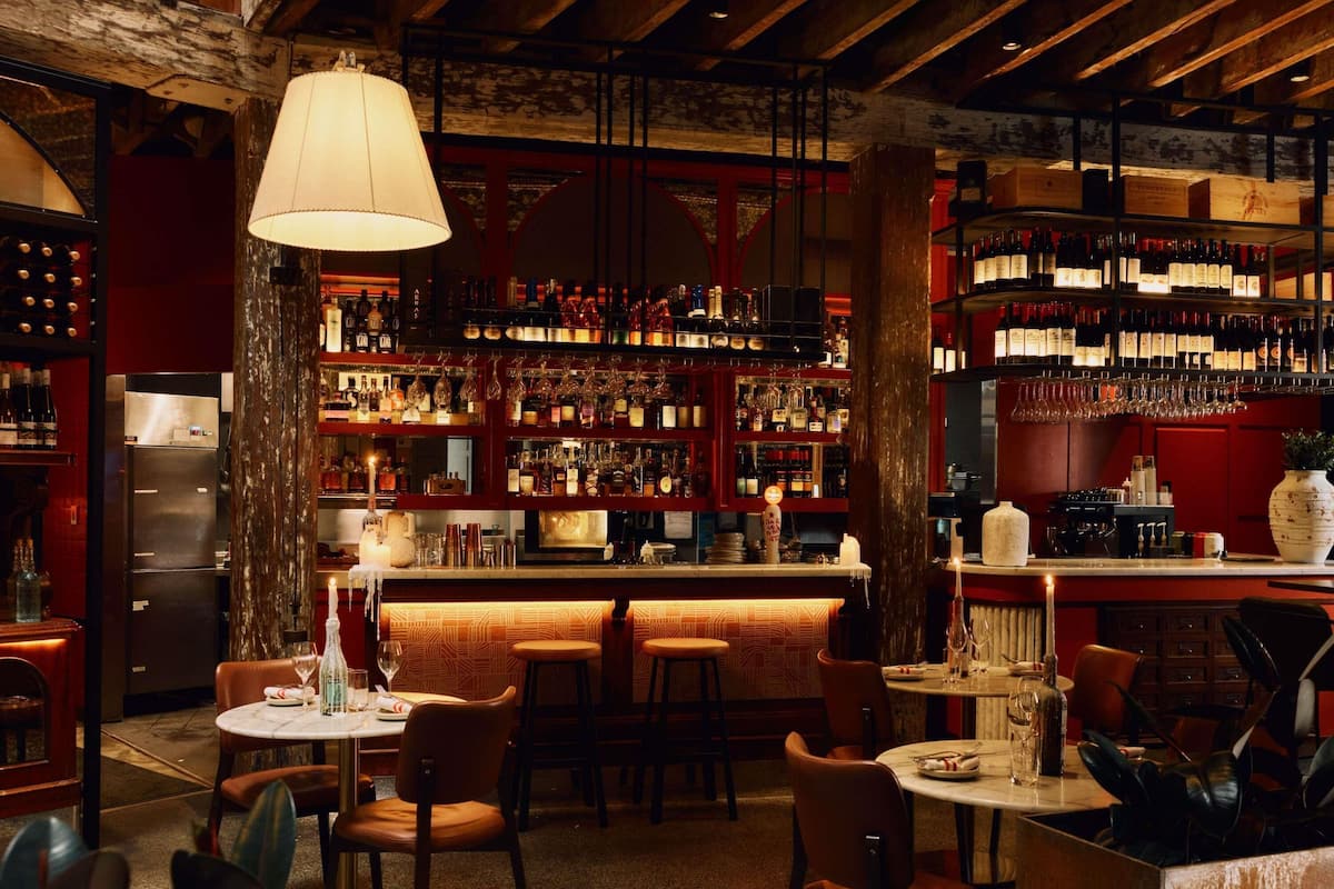 Sengetøy av topp kvalitet, safe på rommet og skrivebord