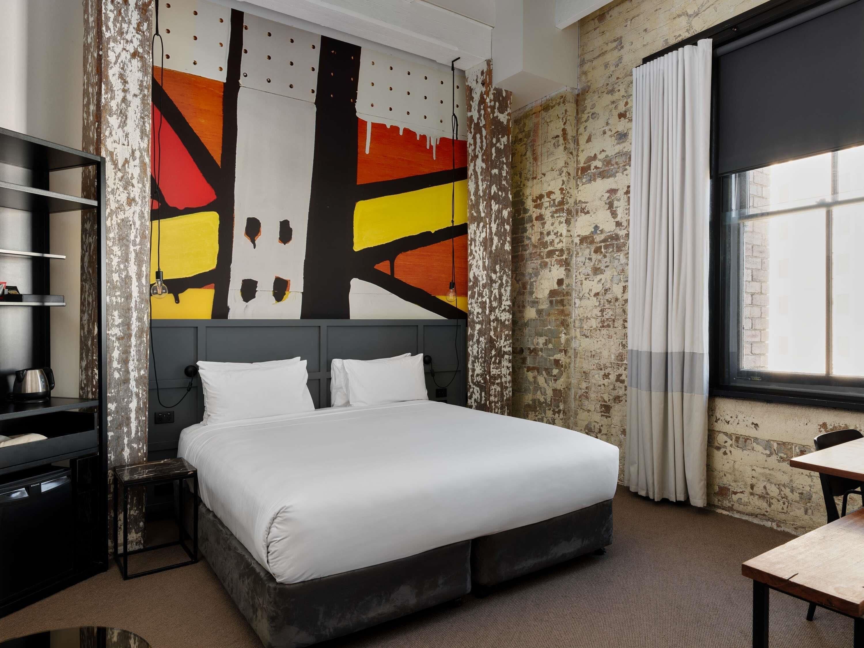 Deluxe kamer | Luxe beddengoed, een kluis op de kamer, een bureau