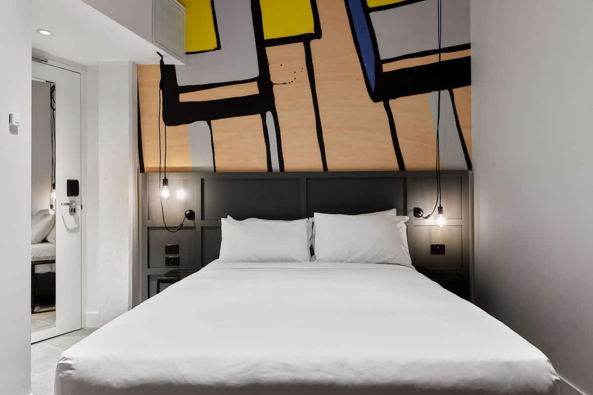 Coopworth with 1 Queen Bed | 1 dormitorio, ropa de cama de alta calidad, caja fuerte y escritorio