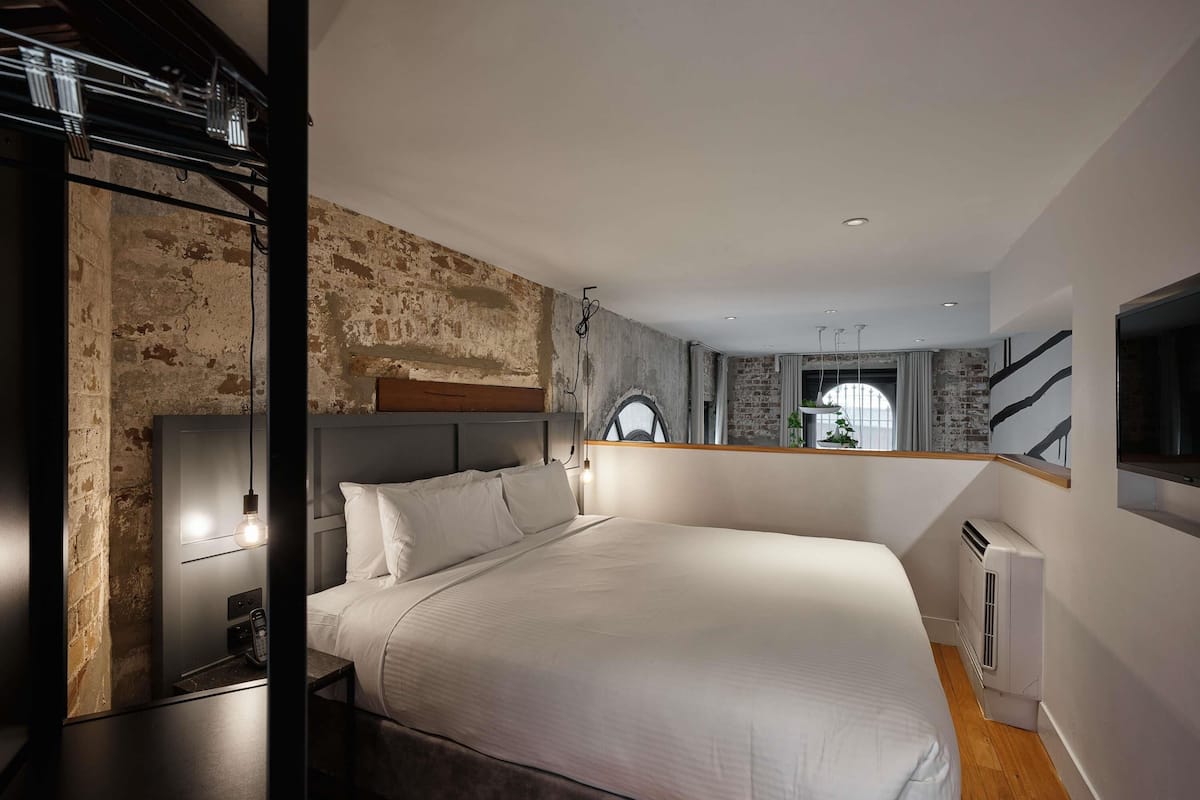 Suite, 1 kingsize-seng | Sengetøy av topp kvalitet, safe på rommet og skrivebord