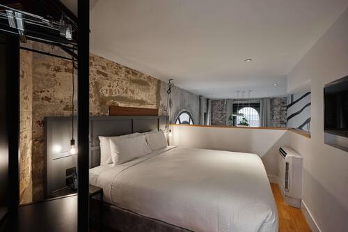 Homestead Suite with 1 King Bed | Premium bedding, in-room safe, desk, laptop workspace