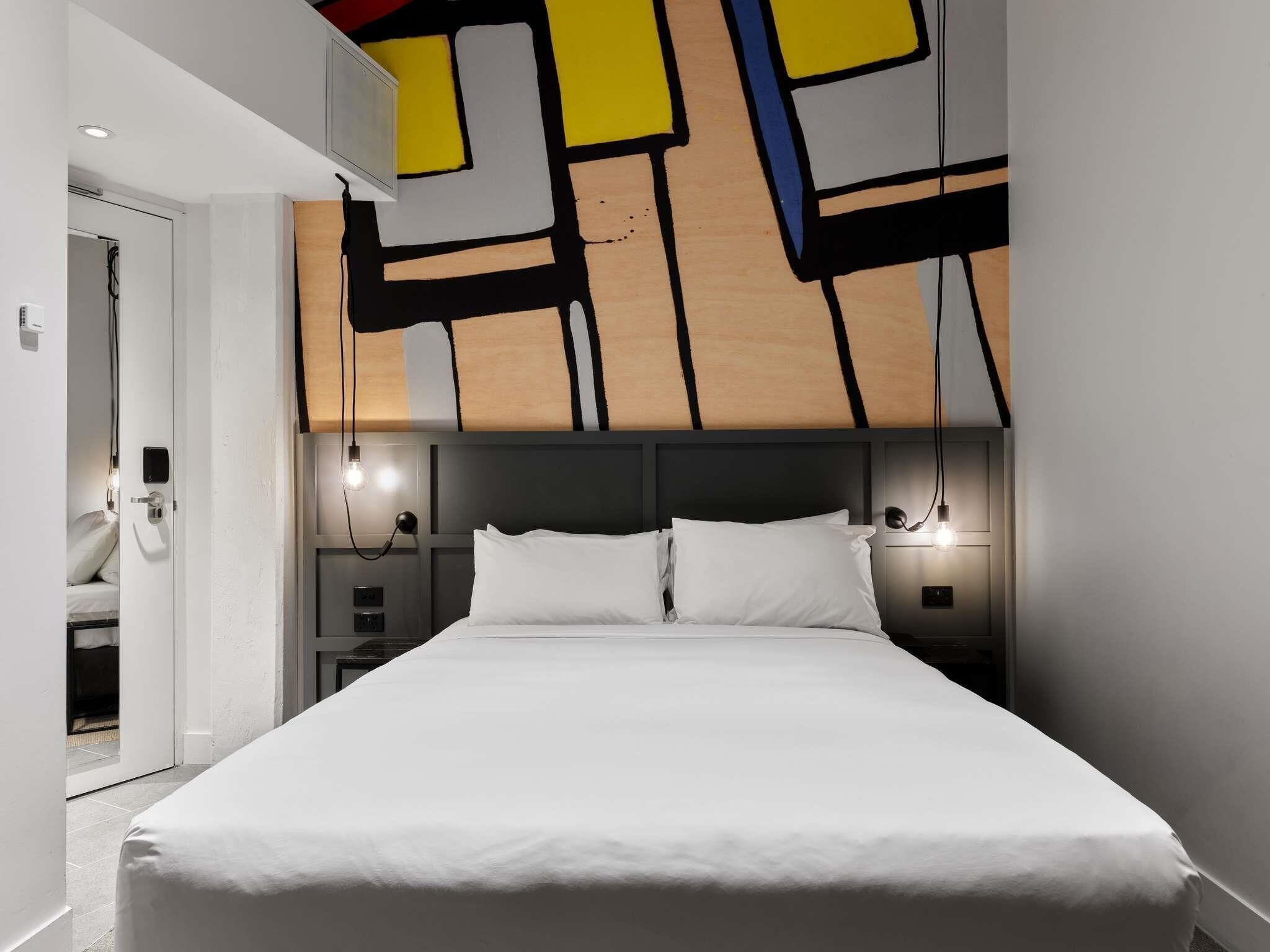 Coopworth with 1 Queen Bed | Premium bedding, in-room safe, desk, laptop workspace