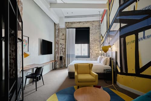 The Shearer's Suite with 1 King Bed | Premium bedding, in-room safe, desk, laptop workspace