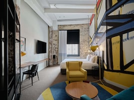 The Shearer's Suite with 1 King Bed | Ropa de cama de alta calidad, caja fuerte, escritorio