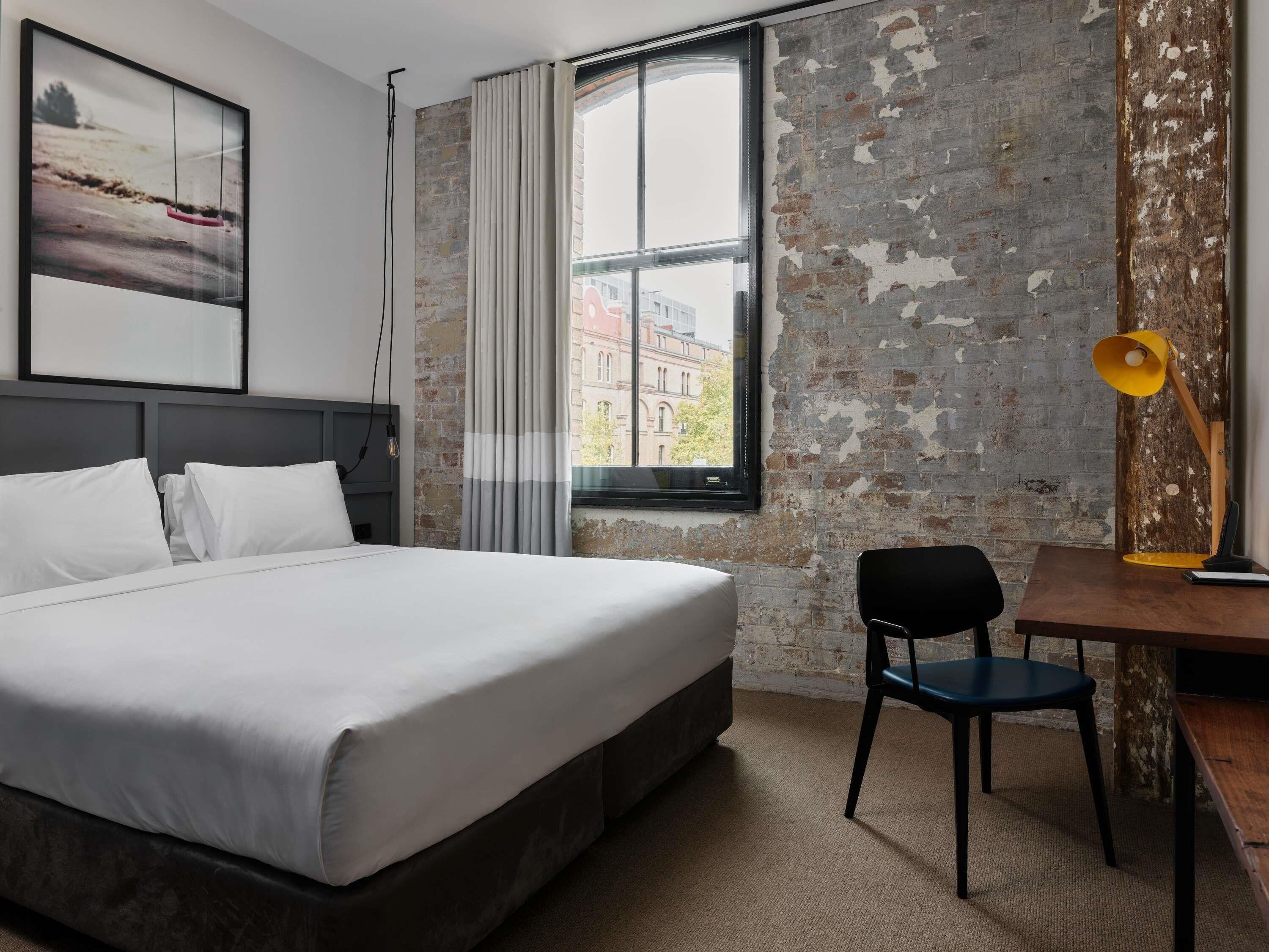 Romney with 1 King Bed | Premium bedding, in-room safe, desk, laptop workspace