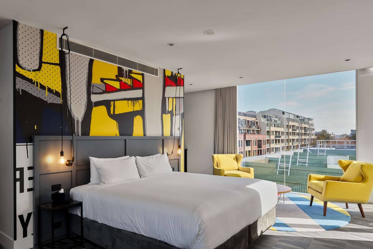 Suite, 1 cama de matrimonio grande | 1 dormitorio, ropa de cama de alta calidad, caja fuerte y escritorio