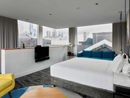 High Country Suite with 1 King Bed | Premium bedding, in-room safe, desk, laptop workspace