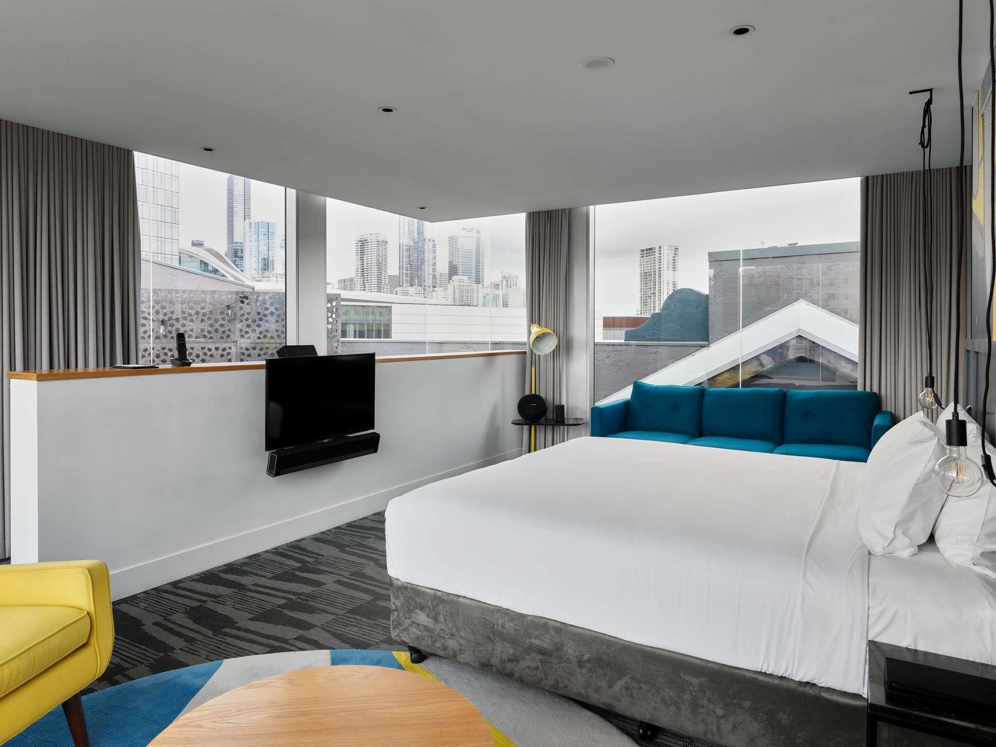 Suite, 1 letto king | Biancheria da letto di alta qualità, una cassaforte in camera