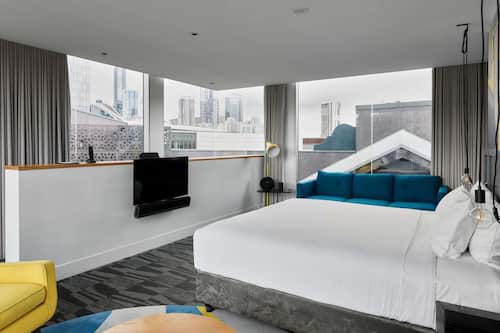 Suite, 1 letto king | Biancheria da letto di alta qualità, una cassaforte in camera