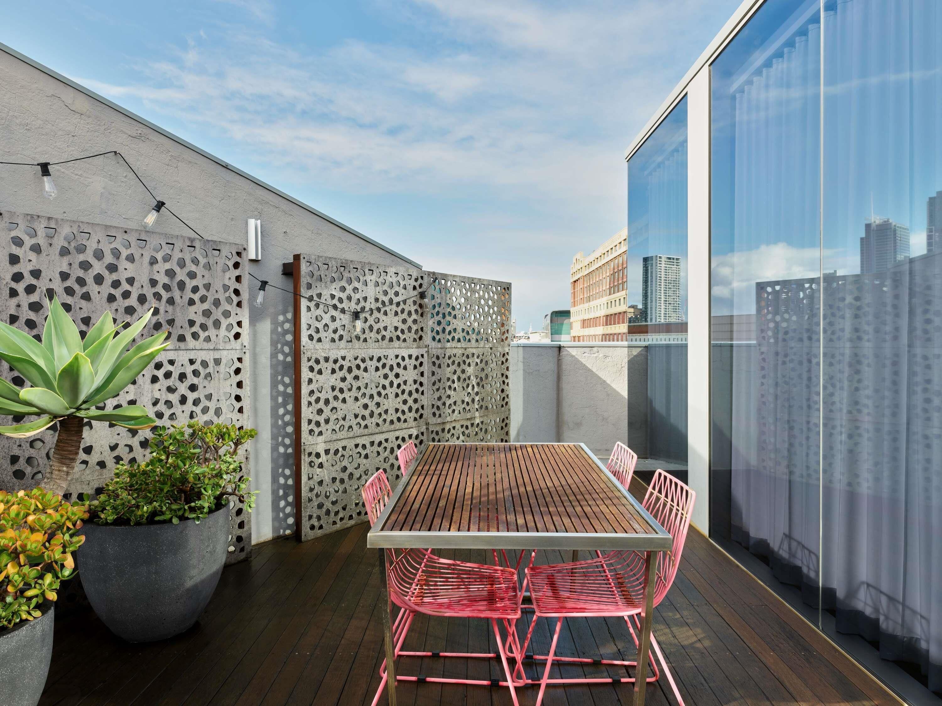 أغطية فراش متميزة وخزنة داخل الغرفة ومكتب وستائر تعتيم