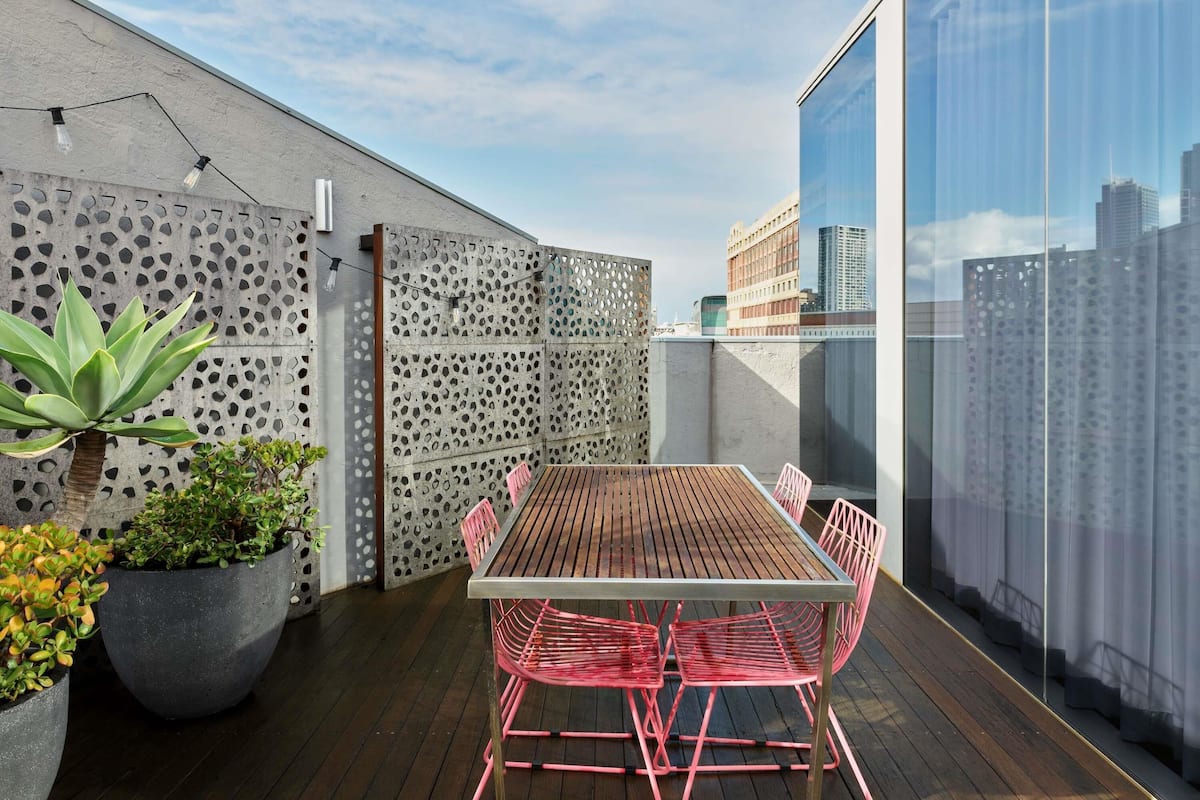 أغطية فراش متميزة وخزنة داخل الغرفة ومكتب وستائر تعتيم